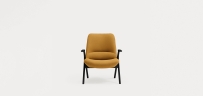 Кресло низкое Dins горчичное с каркасом из черного бука
