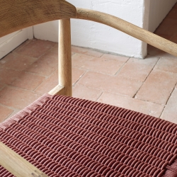 Стул Glynis из массива эвкалипта с розовой веревкой