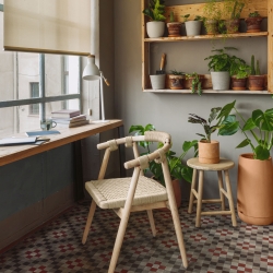 Стул Majela из массива эвкалипта с отделкой под дуб и бежевой веревкой