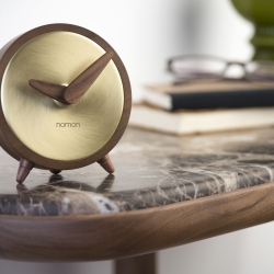 Часы Nomon Atomo Gold (корпус - орех/основание - латунь/стрелки - орех).  D=10см, H=10,5см