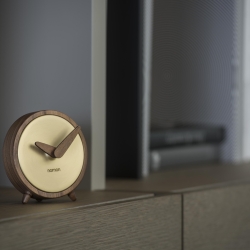Часы Nomon Atomo Gold (корпус - орех/основание - латунь/стрелки - орех).  D=10см, H=10,5см