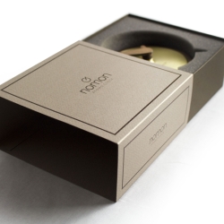 Часы Nomon Atomo Gold (корпус - орех/основание - латунь/стрелки - орех).  D=10см, H=10,5см