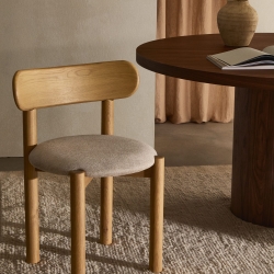 Стул Nebai из бежевой синели с каркасом из массива дуба и натуральной отделкой FSC MIX Credit