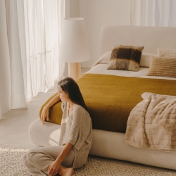 Кровать Martina со съемным бежевым чехлом из ткани букле под матрас 160 х 200 см