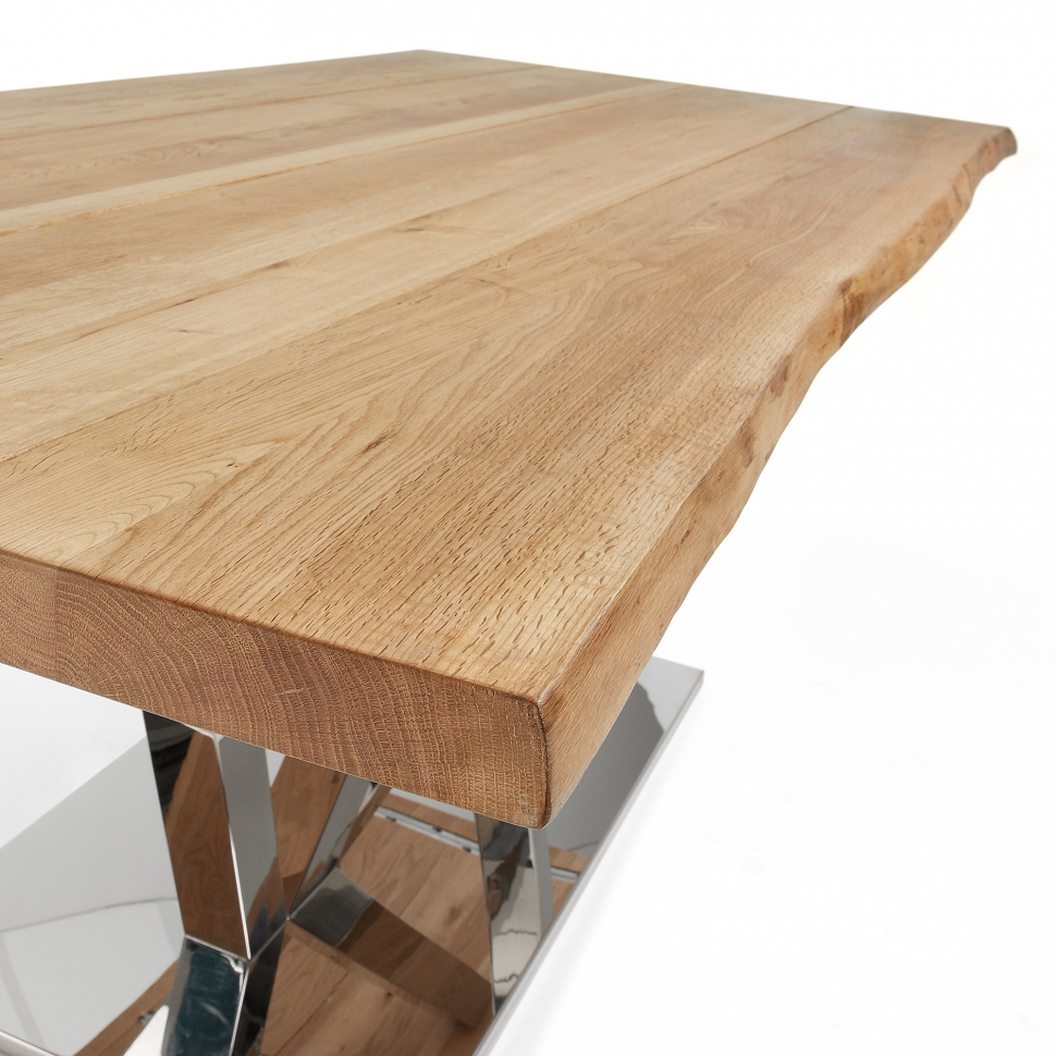 Массивный деревянный стол