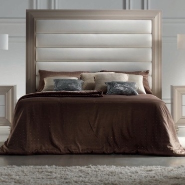 Кровать с высоким изголовьем