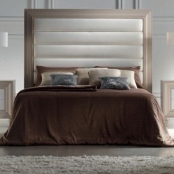 Кровать с высоким изголовьем