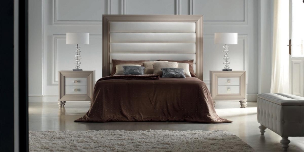 Кровать с высоким изголовьем