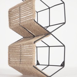 Полка для вина Francina из металла с черной отделкой и натурального джута 17,5 x 56 см