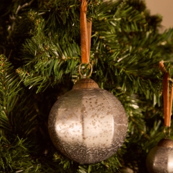 Набор из 2 рождественских шаров Blama из переработанного серебряного стекла, Ø 10 см