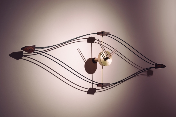 Часы Nomon Look mini  (основание - черный фиберглас /стрелки - орех/центр - полированная латунь).  L=104см Н=33см,