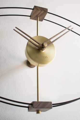 Часы Nomon Look mini  (основание - черный фиберглас /стрелки - орех/центр - полированная латунь).  L=104см Н=33см,