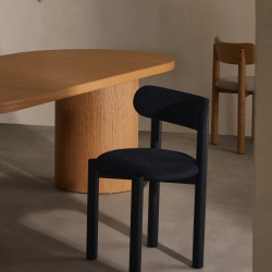 Стул Nebai из черной синели с каркасом из массива дуба и черной отделкой FSC MIX Credit