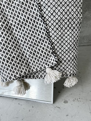 плед - покрывало с помпонами Blanket black & white