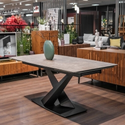 Раздвижной обеденный стол коричневое стекло с керамикой, черный металл