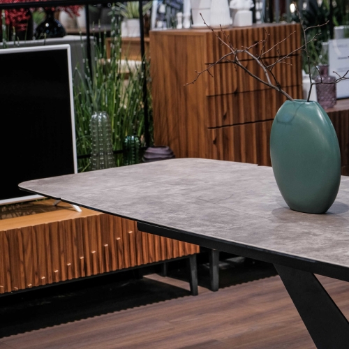 Раздвижной обеденный стол коричневое стекло с керамикой, черный металл