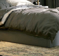 Кровать с обивкой без изголовья 180