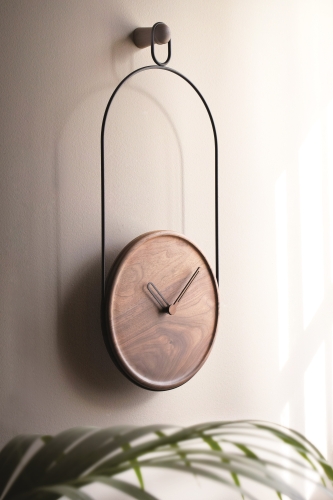 Часы Nomon ESLABON (основание - металл в черной отделке+орех/стрелки - орех). D=30см, H=68см