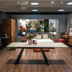 Раздвижной обеденный стол бежевое стекло с керамикой, черный металл