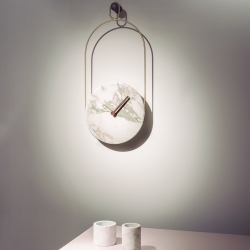 Часы Nomon ESLABON (основание - латунь+ мрамор Calacatta/стрелка часовая - латунь /минутная - орех). D=30см, H=68см