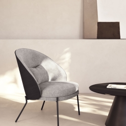 Кресло Eamy светло-серое из шпона ясеня с черной отделкой