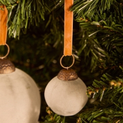 Набор из 4 рождественских шаров Talve из белого переработанного стекла, Ø 6 см