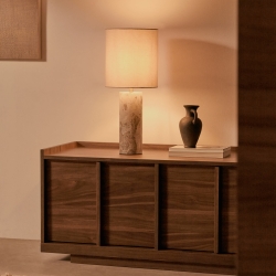 Настольная лампа Raze из бежевого мрамора с льняным абажуром