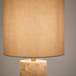 Настольная лампа Raze из бежевого мрамора с льняным абажуром