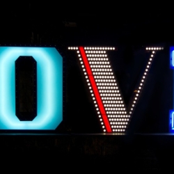 Напольный светильник LETTER V GRAPHIC