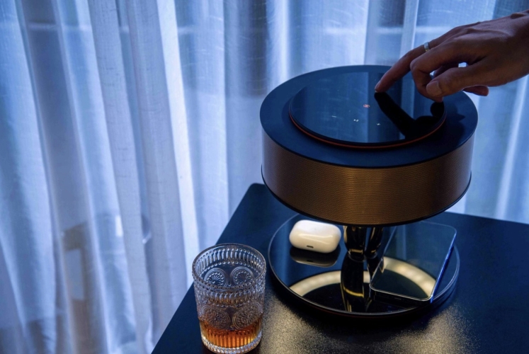 Умный светильник 3в1: "HomeTree Dance of Light" (с беспроводной зарядкой и колонкой)