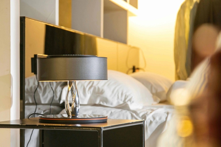 Умный светильник 3в1: "HomeTree Dance of Light" (с беспроводной зарядкой и колонкой)