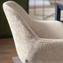 Стул Konna из бежевой синели со стальными черными ножками