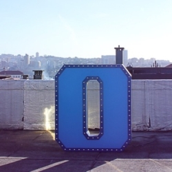 Напольный светильник LETTER O GRAPHIC