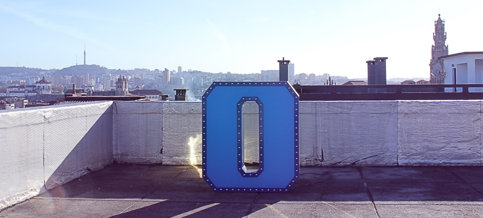 Напольный светильник LETTER O GRAPHIC