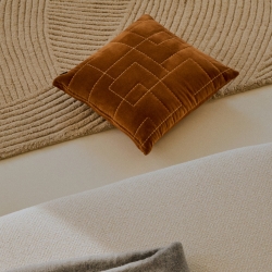 Чехол для подушки Prila из бархатного хлопка терракотового цвета с вышивкой 45 x 45 см