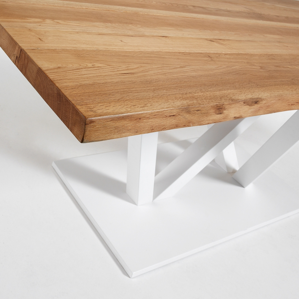 Белый стол с деревянной столешницей