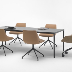 Кресло офисное поворотное Dunas XS с алюминиевым основанием на колесиках