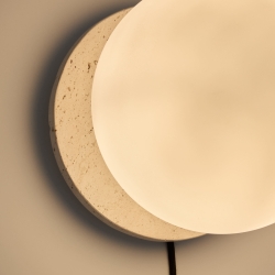 Malachi Настенный светильник из стекла и травертина