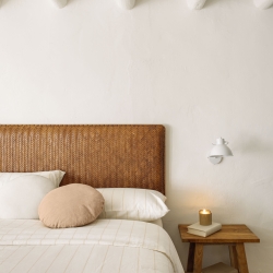 Изголовье кровати Natesa из массива тика и кожи 163 x 60 см