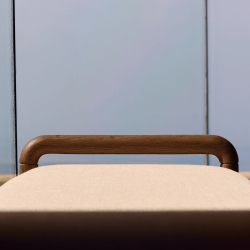 Скамейка Macaret со съемным чехлом из массива дуба с отделкой орех 120 см