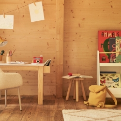 Konna Детский стул из белой ткани букле с бежевыми стальными ножками