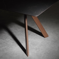 Квадратный уличный стол Atrivm на деревяных ножках 120 см