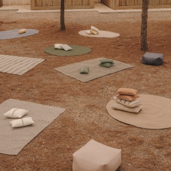 Ribellet Чехол для подушки белый с зеленой вышивкой 30x50