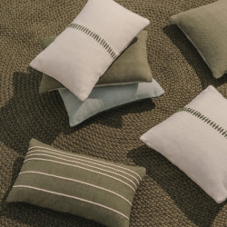 Ribellet Чехол для подушки белый с зеленой вышивкой 30x50