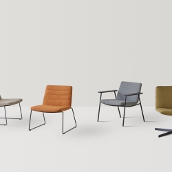 Кресло поворотное Xail с низкой спинкой и деревянными подлокотниками