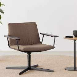 Кресло поворотное Xail с низкой спинкой и деревянными подлокотниками