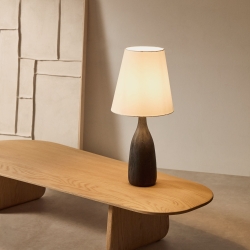 Настольная лампа Luvia с черным деревянным основанием