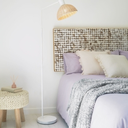 Торшер Damila из металла с белой отделкой и ротанга с натуральной отделкой