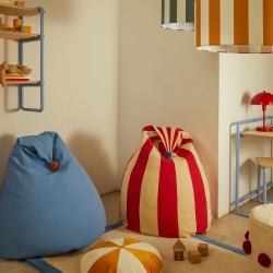 Olvi красный и бежевый хлопковый пуф с синей кисточкой, Ø 60 см