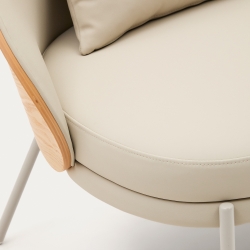 Кресло Eamy из бежевой экокожи, ясеневого шпона с натуральной отделкой и бежевого металла